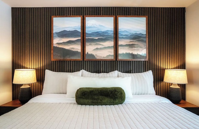 Rainier Base Camp: Modern Cabin, Hot Tub, Fire Pit