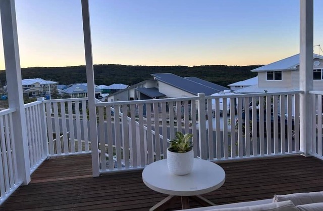 Blue Moon Getaway, cozy, relaxing... stones throw from the beach and the lake
