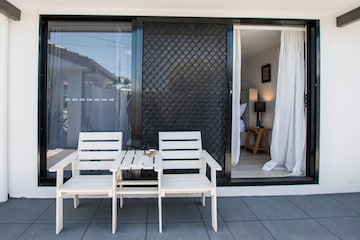Burleigh stroll beach / Own entry and King Bed