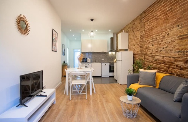 2SIC1033 Bright flat near Sagrada Familia