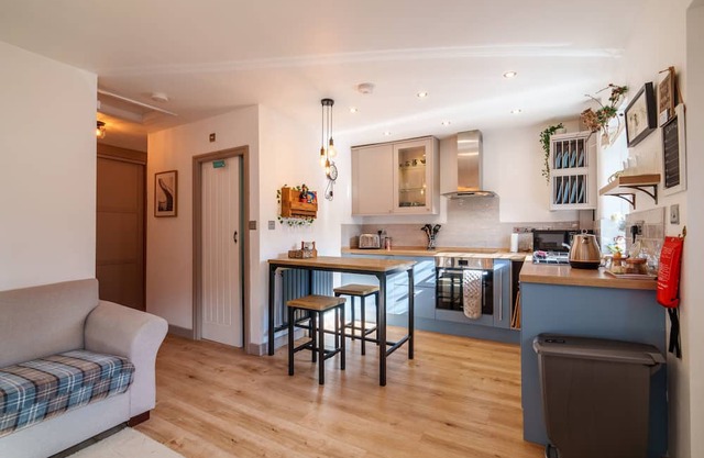 Windermere Cottage - Close to shops, restaurants and transport links.