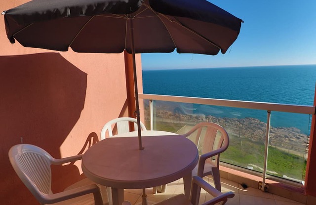 Studio with terrace and sea view in Sète, private parking