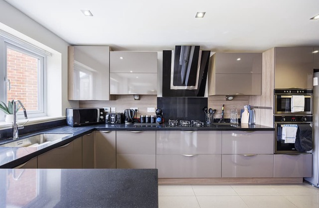 *Pristine 5 bedroom 4.5 bathroom* garden & patio*