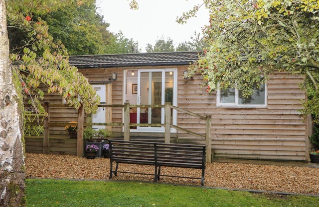 ORCHARD LODGE, pet friendly, with a garden in Bolney