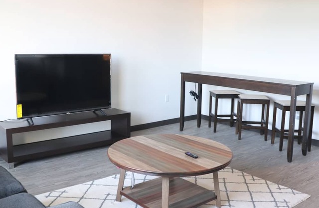 Lovely 1 Bedroom with parking!
