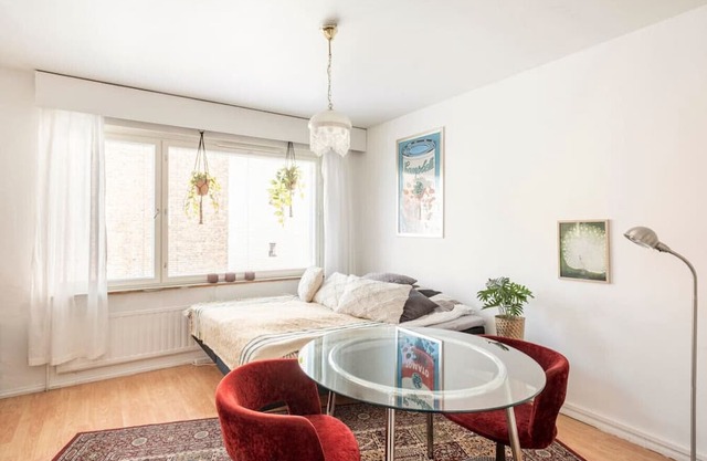 Central & Hip w King Bed, 50m tram & bus, Netflix