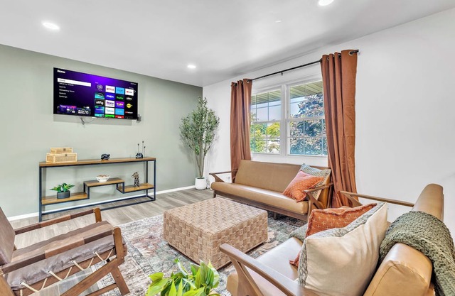 Modern 4BR Home Near Chicago Sleeps 10 Pets OK