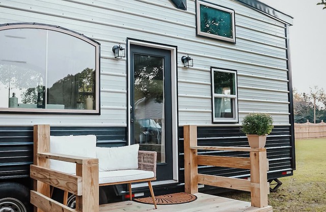 Charming Tiny Home in Pace Near Downtown and Pensacola Beach, 2 min from Walmart