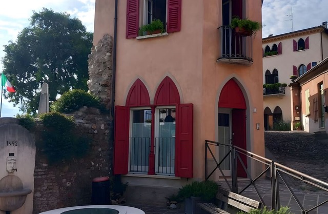 Apartment 'La Casina Delle Olghe 1' with Wi-Fi and Air Conditioning