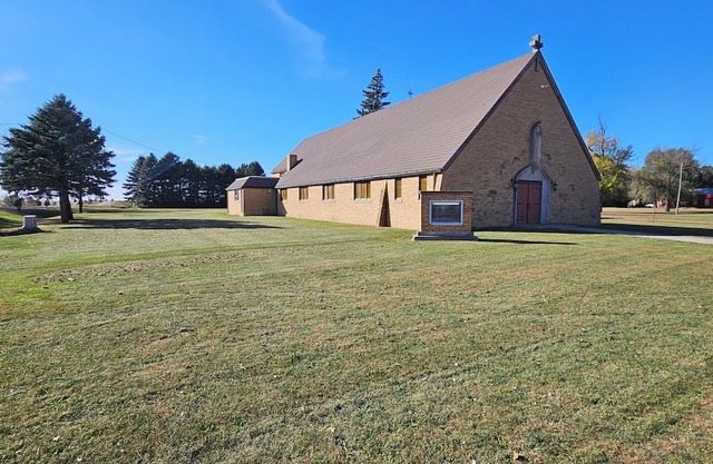 unique 3BR lodge w/basic amenities & two RV's on 1.58 acres in beautiful Oldham