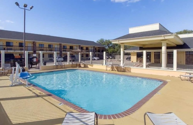 Unwind Near Port Aransas Museum w/ Breakfast, Pool, Free Parking