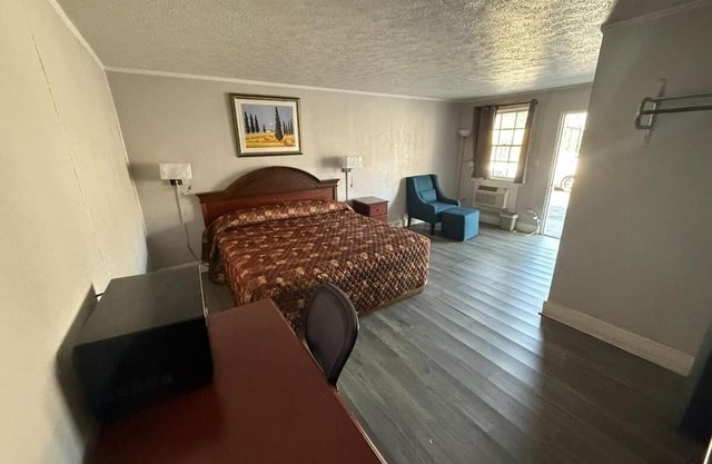 King Unit Near Arts & History Museum, Pets Welcome and Parking Included!