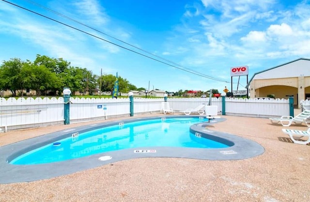 Relaxing Unit Near Choke Canyon State Park – Pool, Pet Friendly & Parking