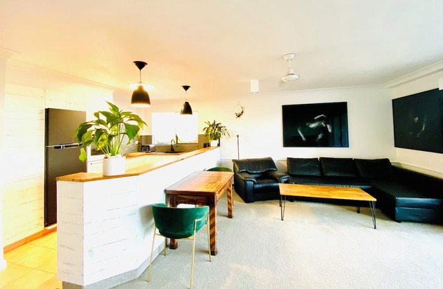 2br Apartment, Pool, 12 mins to GC Airport