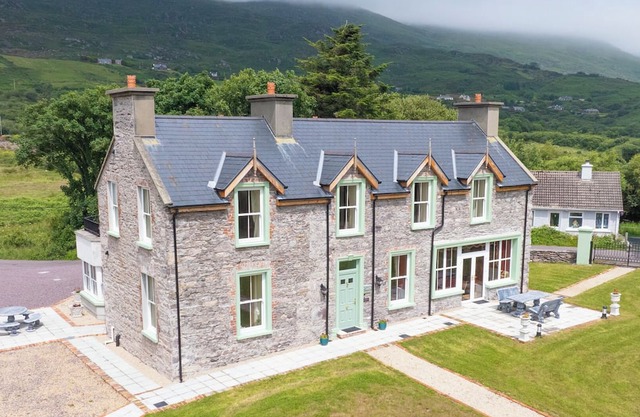 Impressive & expansive Georgian Manor House & Cottage w/hot tub & gym studio