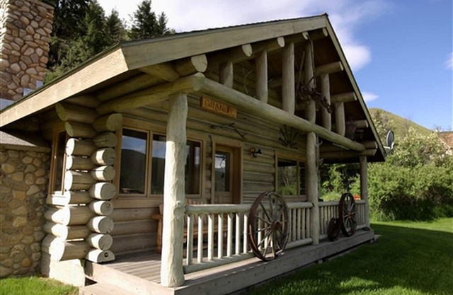 Rocky Mountains Nature Escape: Amazing Log Cabin with a Hot Tub in Darby, MT