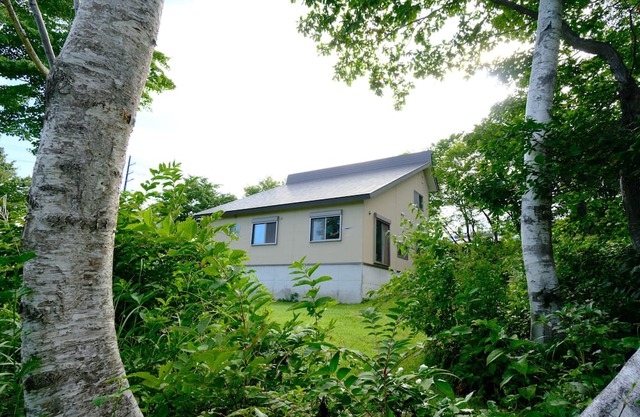 Meanwhile Woods - large garden and private chalet overlooking Mt. Myoukou, 5 min. walk to Akakura Ski Resort main gondola