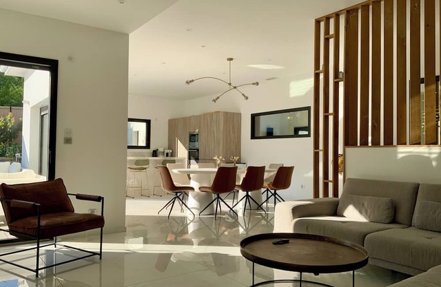 La Villa Blanca - Elegance between town and scrubland!