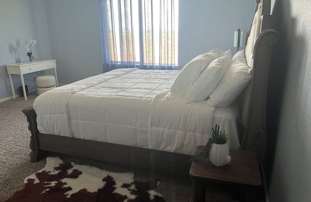 Perfect 4 bedroom house with large kitchen and living room located close to DIA