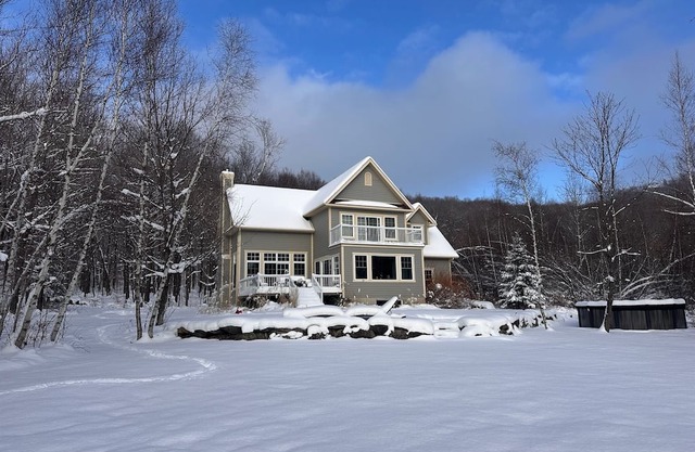 Family home in beautiful forested mountain on serene lake