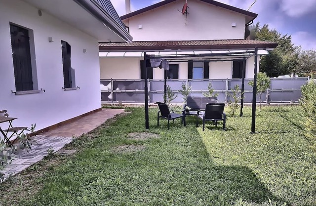 Queen Home Emanuelle