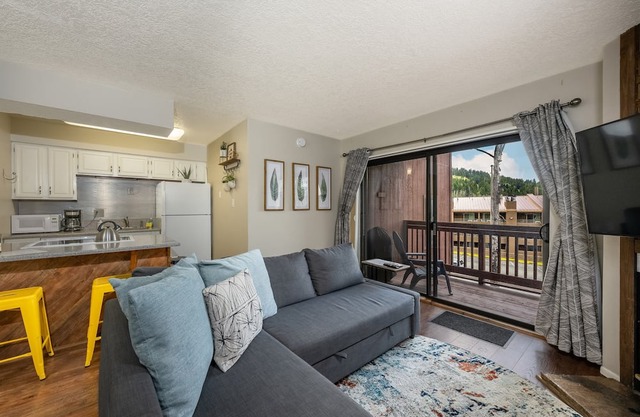 King-Bed Chalet · Walk to Slopes · Mountain Views