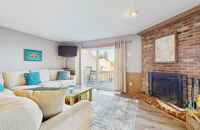 All Season Stunning Views & Lake Access: Water sports, Hiking, Golfing, Skiing