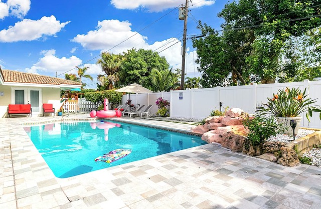 South Beach Retreat, Florida: Amazing Pool-Saltwater Heat,4BR, King Bed,5 Stars