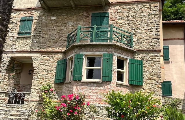 Villa with garden and pool. Unmissable view of the Langhe 200m from the village