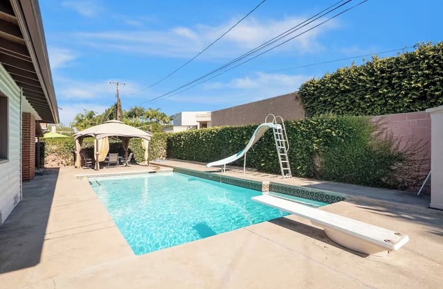 3-bedroom house in wonderful Santa Ana with AC