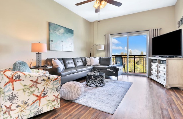 Bay front condo, shared pool and hot tub right next to the beach