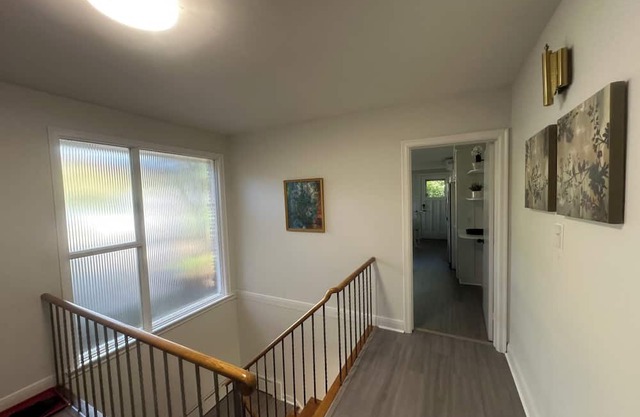 Cozy Queen RoomShared BathLeslie Subway North York