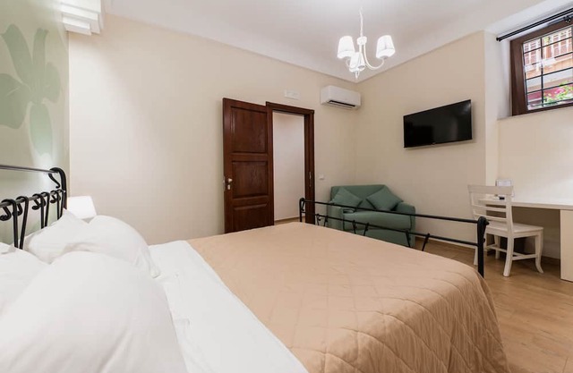 Deluxe Double Room with Wi-Fi and Air Conditioning