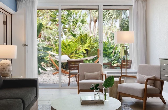 Perfect St. Pete's Stay - Exclusive Cabanas, Coastal Dining & Attractions Nearby