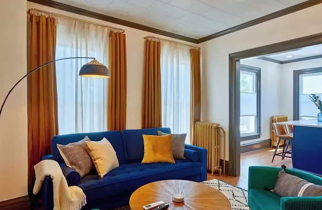 Stylish & Modern 2BR - Luxurious + Historic Charm, Close to Downtown & Bakery