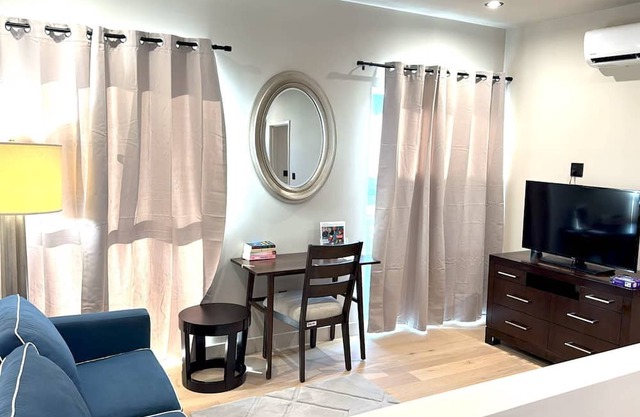 Charming 4-bedroom Art Deco Townhome