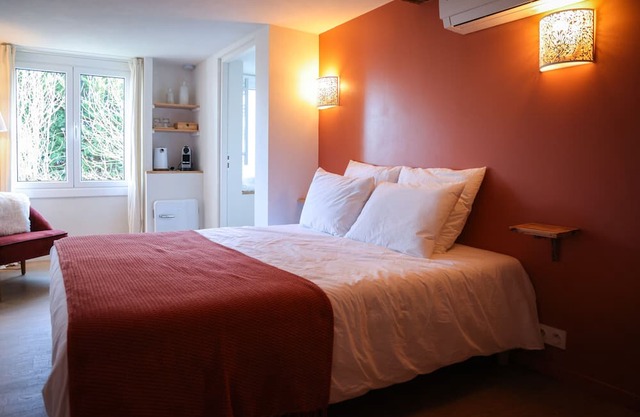 Bed and Breakfast 'Maison Perbos 1556 - Lurra' with Shared Pool, Wi-Fi and Air Conditioning