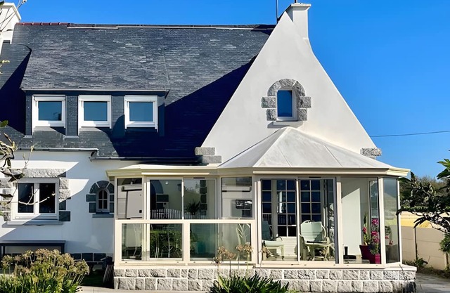 Bed and Breakfast 'Chambre Les Hortensias' with Sea View, Private Terrace and Wi-Fi