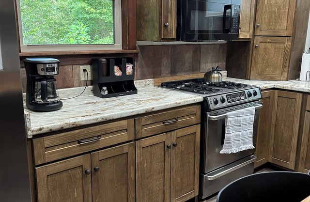 Quiet, relaxing, Guest House with large porch on Cagle Mountain in Dunlap, Tn.