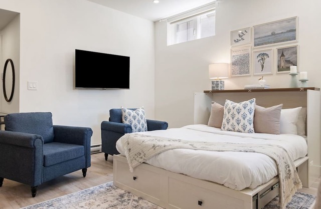 Spacious Walkout Basement Studio w/Parking + Laundry + Wifi - Near Transit