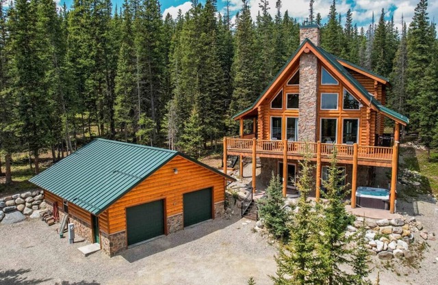 The Mountain Gem Chalet/Hot Tub Luxe Log Retreat