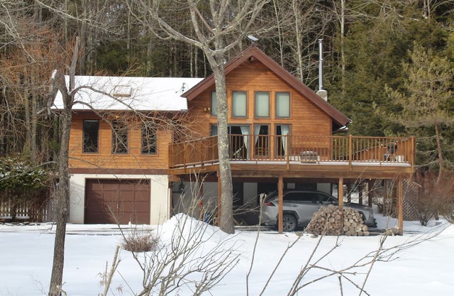 Enjoyable 3-bedroom, 2 full bath cabin-style house in Jewett