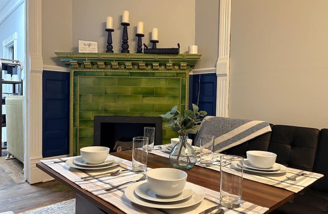 Cozy 2-BR Apt: Full Beds & Comfortable Living Area