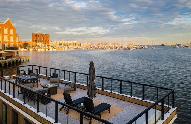 FLOHOM 12 - Luxe On-Water Retreat in Fells Point