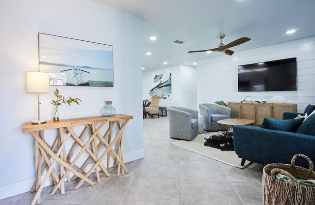 Waterfront+Dock l Commercial Ice Maker l 2 Kayaks