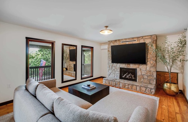 3BR Cozy Cabin with Mountain Views & Fireplace