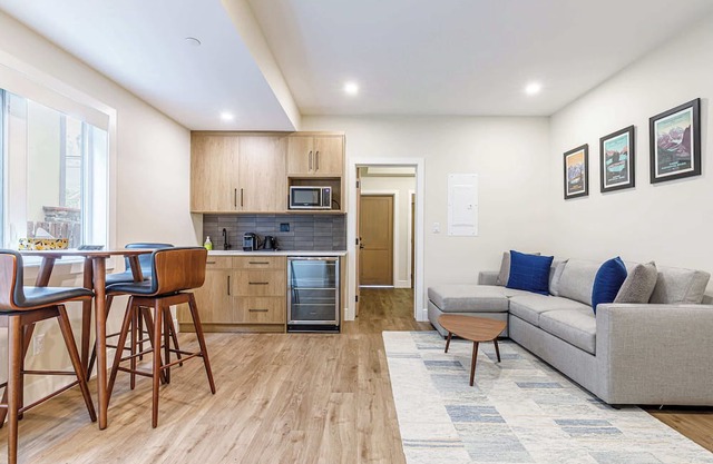 Aurora Lite - Brand new suite w/private entrance
