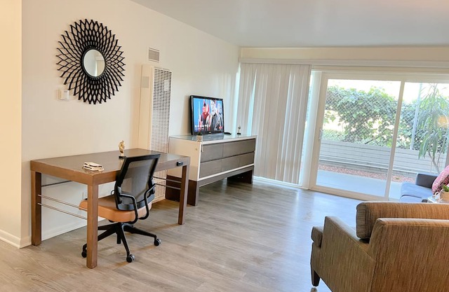 Santa Monica Bliss Cozy 1BR Apartment w/Resort Vibes