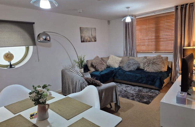 2 Bedroom Dockland Apartment- Free Parking for one car.