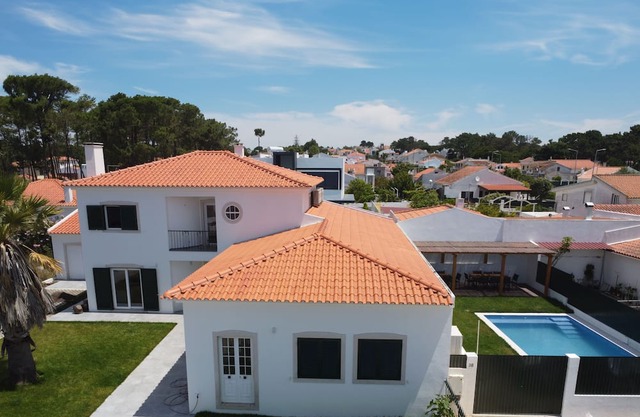 Casa do Mural - Heated salt pool, games room, garden and beaches nearby!